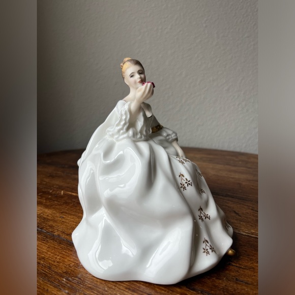 Royal Doulton “My love” HN2339 Figurine - Picture 3 of 12